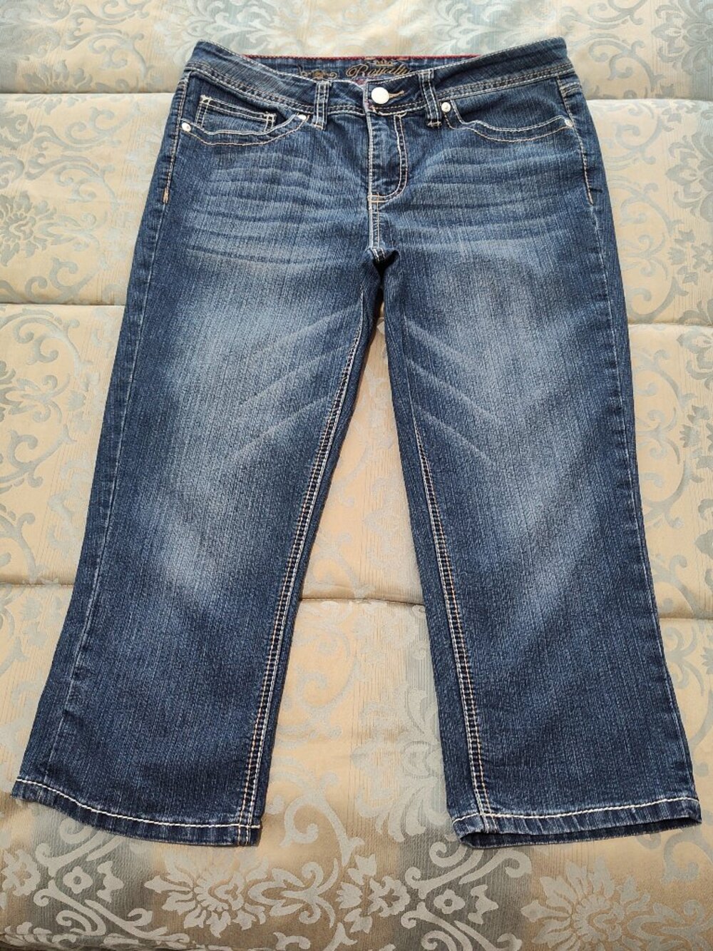 Royalty medium wash jean capris, VG used condition, size 10